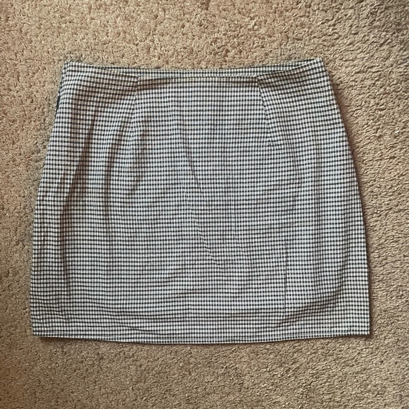 Urban Outfitters medium black & white checkered skirt with buttons on the side - Picture 2 of 2